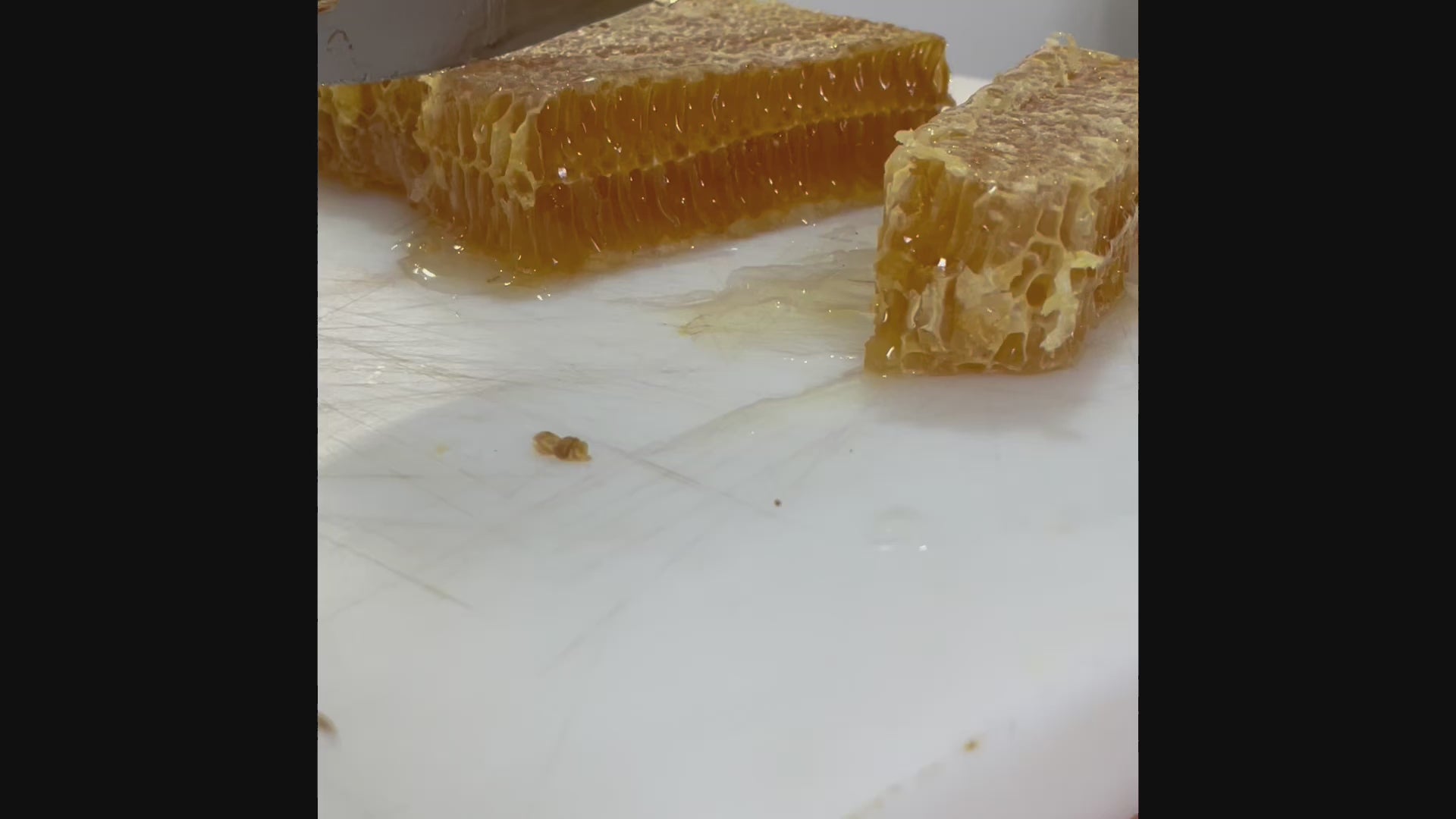 Preparazione del nostro miele in favo 